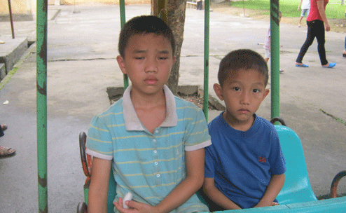 Hai anh em Vàng Mí Lềnh và Vàng Mí Ly hiện tại đều chăm ngoan, học giỏi. Hai anh em Vàng Mí Lềnh và Vàng Mí Ly hiện tại đều chăm ngoan, học giỏi