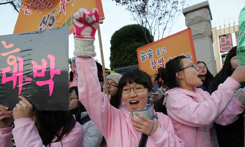 Nữ sinh Hàn Quốc - Ảnh minh họa từ Zimbio Nữ sinh Hàn Quốc - Ảnh minh họa từ Zimbio Đầu năm 2013, nhiều tờ báo đưa tin một số trường quốc tế ở Hàn Quốc cấm h