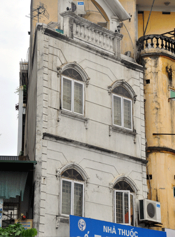 Ngôi nhà này nằm trên phố Bà Triệu..... Ngôi nhà này nằm trên phố Bà Triệu....