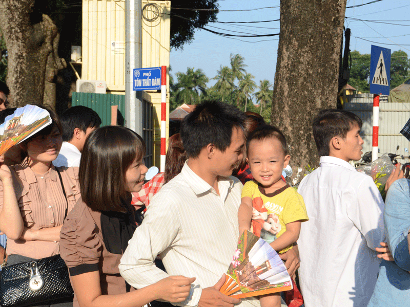 Những đứa trẻ cũng được cha mẹ đưa đến tưởng niệm Đại tướng như một kỷ niệm trong đời