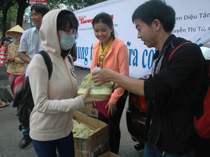 Mẹ bị bệnh, bạn Nguyễn Ái Lan chỉ xin một suất cơm cho mẹ, nhường phần cơm lại cho những thân nhân nghèo khó khác. Mẹ bị bệnh, bạn Nguyễn Ái Lan chỉ xin một suất cơm cho mẹ, nhường phần cơm lại cho những thân nhân nghèo khó khác