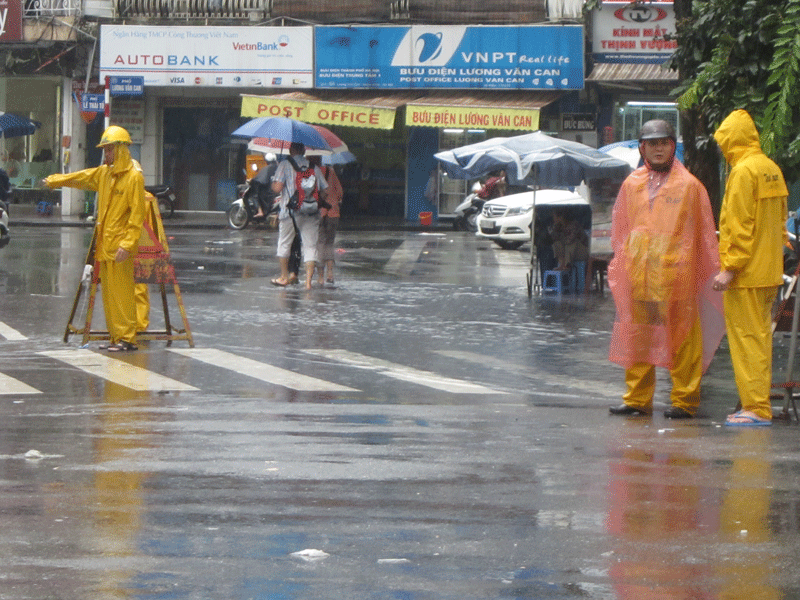 Ngay từ sáng sớm công nhân Xí nghiệp thoát nước Hà Nội làm việc không nghỉ