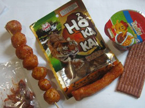 “Thịt hổ”, thịt bò khô, cá viên chiên không rõ nguồn gốc được bày bán tràn lan