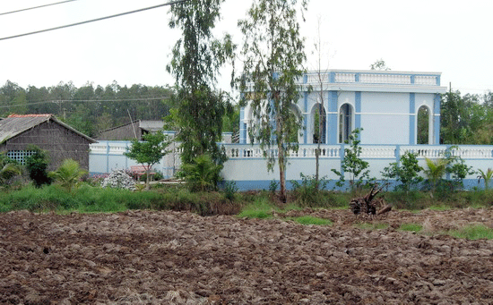 Trên đường về thị trấn cửa biển Sông Đốc, gần đến ngã ba vào xã Khánh Hải có khu mộ của gia đình họ Võ - Trần. Kiến trúc xây dựng hiện đại trông rất giống biệt thự