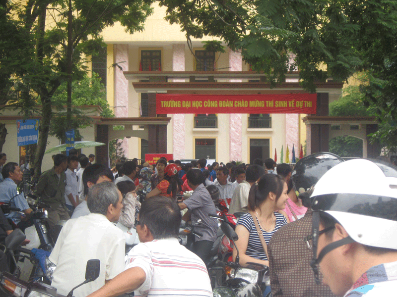 Rất đông phụ huynh chờ con trước cổng đại học Công Đoàn