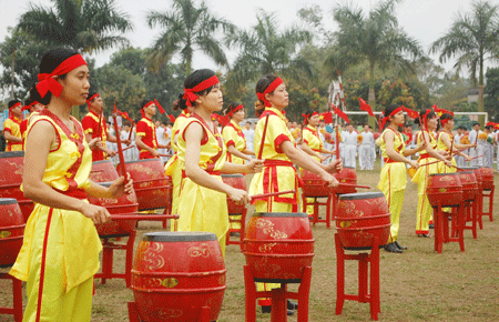 Cán bộ, chiến sĩ đơn vị cùng các giáo viên, học sinh trường THPT thị xã Sông Công (Thái Nguyên), thực hiện màn trống hội và múa hát truyền thống