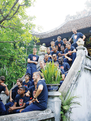 Các cầu thủ Arsenal chụp ảnh kỷ niệm khi đến thăm chùa Một Cột