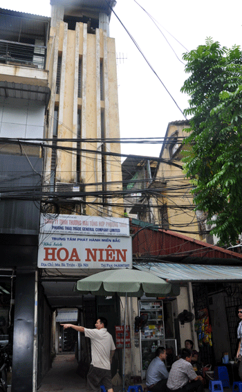 Ngôi nhà kỳ dị được xây dựng 3 tầng tại một con ngõ nhỏ trên phố Bà Triệu..... Ngôi nhà kỳ dị được xây dựng 3 tầng tại một con ngõ nhỏ trên phố Bà Triệu....