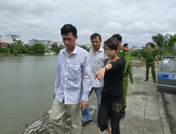 Nữ quái nhí Đỗ Bích Ngọc được dẫn giải ra hồ Đầm Si để mò tìm hung khí là con dao gây án