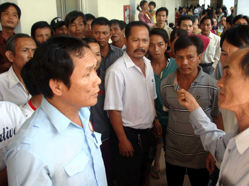 Bảo vệ (áo xanh) xông vào cản trở phóng viên đã bị người dân chỉ trích dữ dội