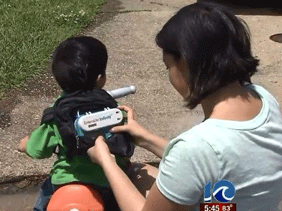 Cậu bé suốt đời không được ăn bằng miệng