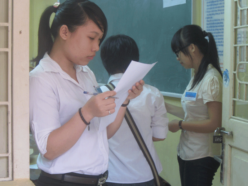 Giám thị đọc số bao danh và kiểm tra thông tinh của sĩ tử