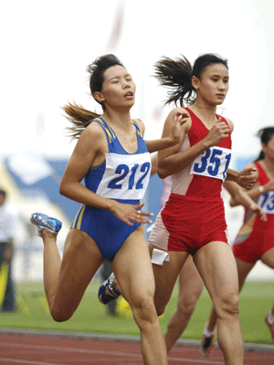 Vũ Thị Hương (bên trái) đang được kỳ vọng trở lại ngôi vị số 1 Đông Nam Á. ảnh: V.P