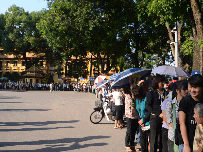 Dòng người kéo dài từ trước cổng số nhà 30 Hoàng Diệu qua cả phố Tôn Thất Đàm (Hà Nội)