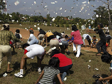 ‘Mưa’ tiền gây xôn xao thành phố Mỹ