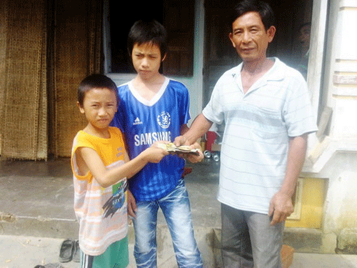 Từ trái qua: Em Nguyễn Văn Khởi, Nguyễn Lê Khiêm nhặt được của rơi trả lại cho ông Hòa (Ảnh: Xuân Thức)