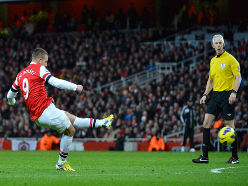 Podolski và cú sút phạt mang về 3 điểm ở cuối trận gặp Stoke