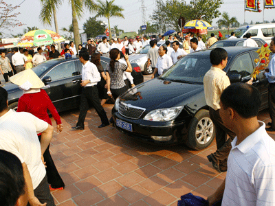 Xe công đi lễ chùa. ảnh: hồng vĩnh