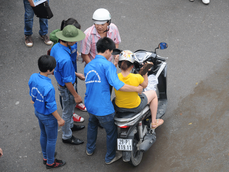 Bạn Lê Thị Ngọc Sánh được các tình nguyện viên giúp đỡ