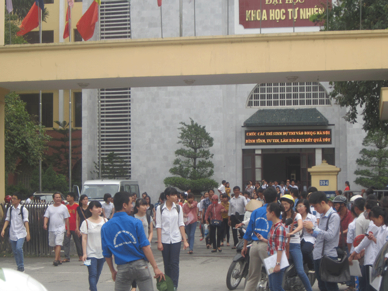 Cổng trường tự nhiên sĩ tử cũng bắt đầu ra về