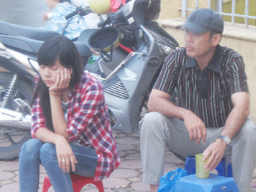 Nhiều em còn hiện rõ sự mệt mỏi, căng thẳng trước ngày thi. Ảnh: Thanh Hà