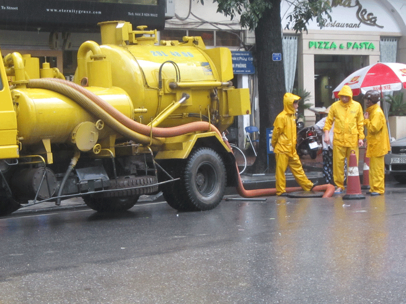 Những chiếc xe thông nước hoạt động từ sáng