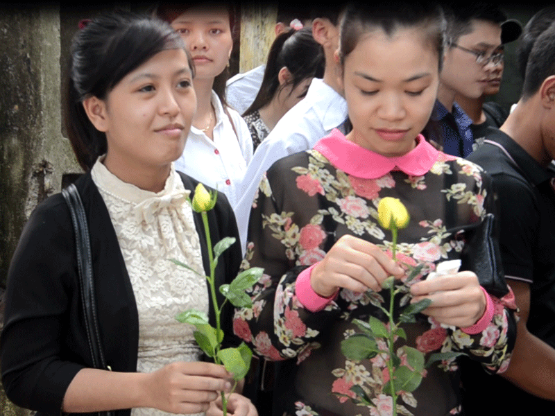 Nhiều bạn trẻ đến tưởng niệm Đại tướng