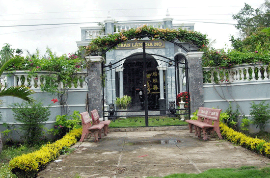 Tương tự, dòng họ Trần - Lâm cũng xây dựng nhà mộ cho ông bà với kiến trúc hiện đại, có cổng hoa. Trong khuôn viên rộng được trồng nhiều cây cảnh