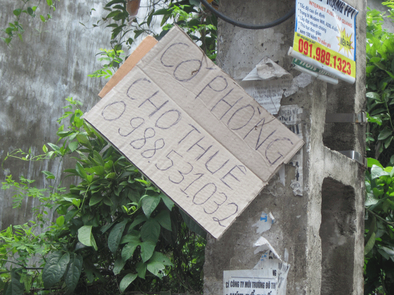 Cột điện cũng là nơi quảng cáo phòng trọ
