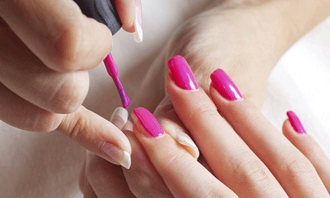 Vẽ móng thường xuyên có thể gây tổn thương nghiêm trọng cho móng tay. Vẽ móng thường xuyên có thể gây tổn thương nghiêm trọng cho móng tay