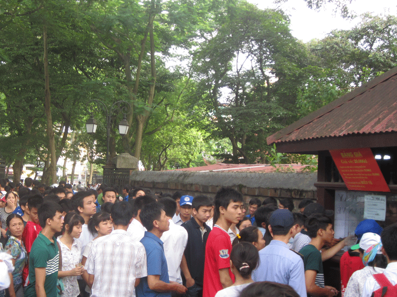 Ngay từ cổng vào đã phải xếp hàng mua vé