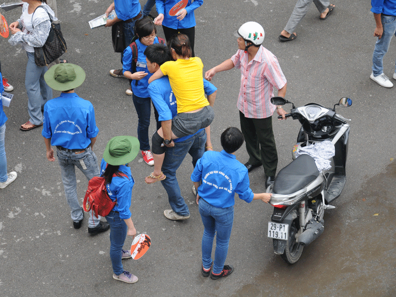 Bạn sinh viên tình nguyện đã cõng thí sinh vào phòng thi
