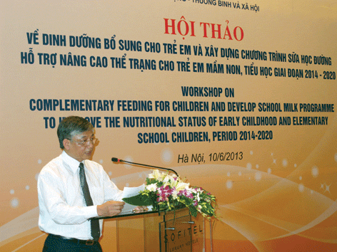 Tiến sĩ Doãn Mậu Diệp - Thứ trưởng Bộ LĐ-TB&XH chủ trì buổi hội thảo