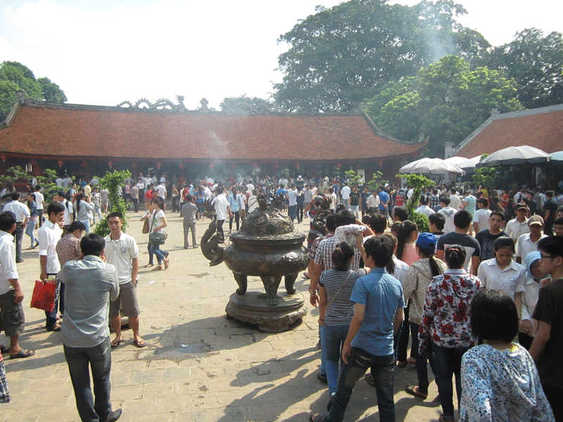 Rất đông sĩ tử đến Văn Miếu cầu may