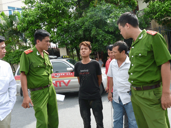 Đối tượng Trần Quang Hải đang miêu tả lại việc ném con dao xuống hồ trước sự chứng kiến, giám sát của cơ quan điều tra