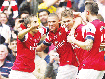 Ozil kéo Arsenal trở lại ngôi đầu