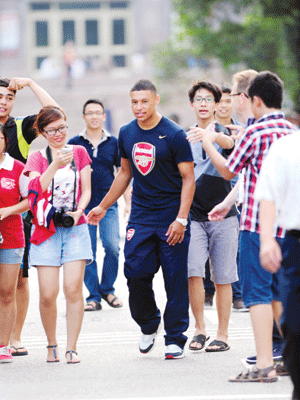 Cầu thủ trẻ Chamberlain ấn tượng với CĐV VN. Cầu thủ trẻ Chamberlain ấn tượng với CĐV VN