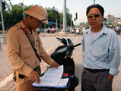 “Doạ” cảnh sát giao thông sẽ bị phạt tới 5 triệu đồng