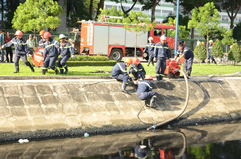 Nước được bơm ngay ở dưới sông để chữa cháy. Nước được bơm ngay ở dưới sông để chữa cháy