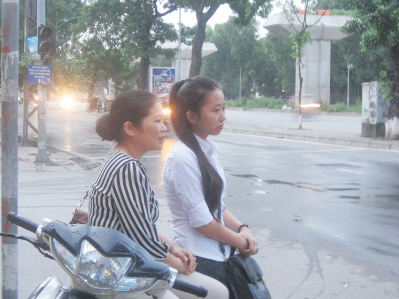 Hai mẹ con đến quá sớm, khi đường phố còn ánh đèn xe