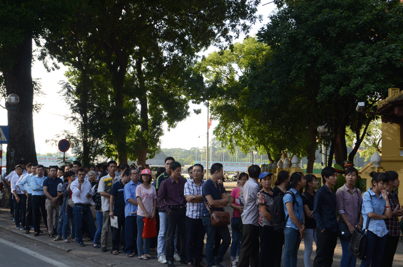 Dòng người vào tưởng niệm Đại tướng ngày một đông