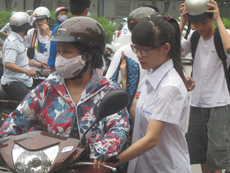 Sĩ tử hồi hộp đến trường thi làm thủ tục