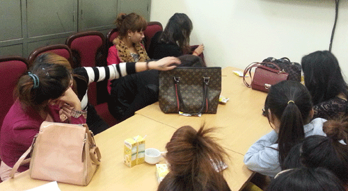 Nhiều kiều nữ có mặt tại 'đêm dạ hội' bay lắc được đưa về trụ sở công an