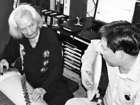 Nhạc sư Nguyễn Vĩnh Bảo và tác giả bài viết cùng tấu chung một bài cổ nhạc. Ảnh: Chị Anh