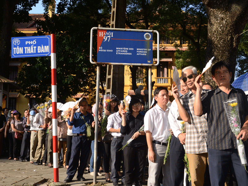 Dòng người ngày một đông hơn