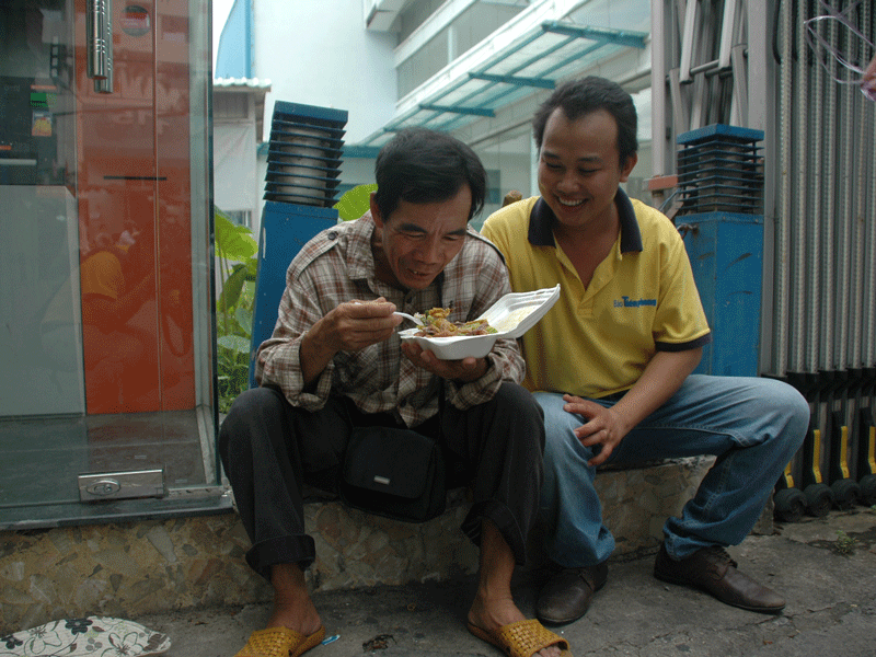 Bác bán vé số đi qua đường vẫn được dành tặng một phần cơm miễn phí. Mặc dù không phải bệnh nhân, bác bán vé số đi qua đường vẫn được dành tặng một phần cơm miễn phí