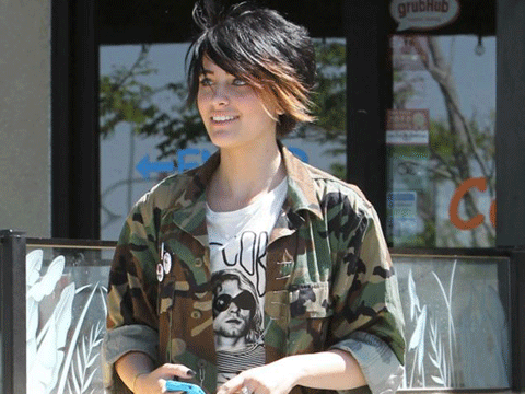 Con gái Michael Jackson cắt tay tự tử