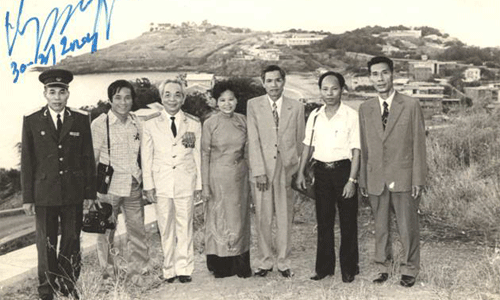 Nhà báo Nguyễn Văn Vinh (thứ hai trái qua) cùng Đại tướng và đoàn đại biểu Việt Nam trong chuyến đi châu Phi năm 1980. Ảnh: Nhà báo Nguyễn Văn Vinh Bài viết: http://news.zing.vn/Dai-tuong-va-chuyen-bay-72000-km-khap-chau-Phi-post360705.html#home_featured.tinnong Nguồn Zing News 