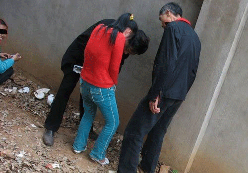 Gái trẻ khoe 'cái ngàn vàng' giá rẻ