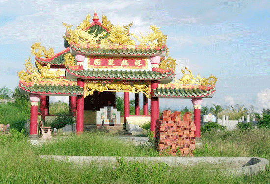 Trên đường về huyện Cái Nước (Cà Mau), ven quốc lộ 1A có Tô - Triệu mộ viên xây dựng khoảng 800 triệu đồng. Nếu tính luôn tiền mua đất thì khu mộ này có vốn đầu tư khoảng 1 tỷ đồng